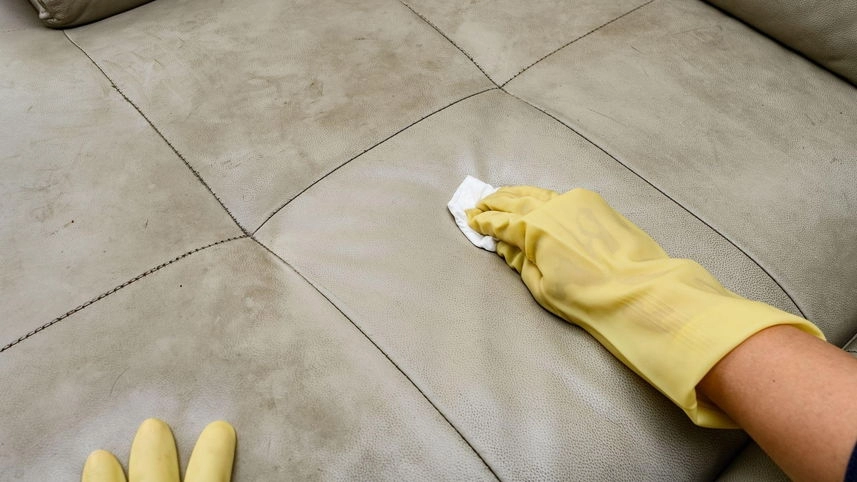 Как почистить белый кожаный диван в домашних условиях